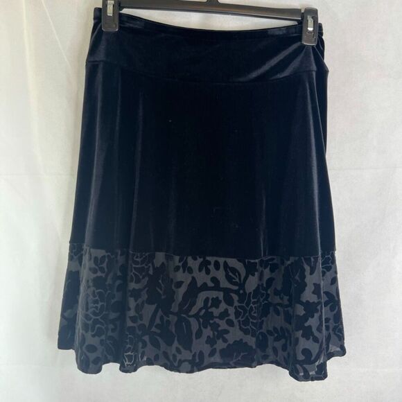 Apostrophe Petite Dressy Black Velvet Skirt with Embossed Floral Hem SM(6-8) - Picture 2 of 6